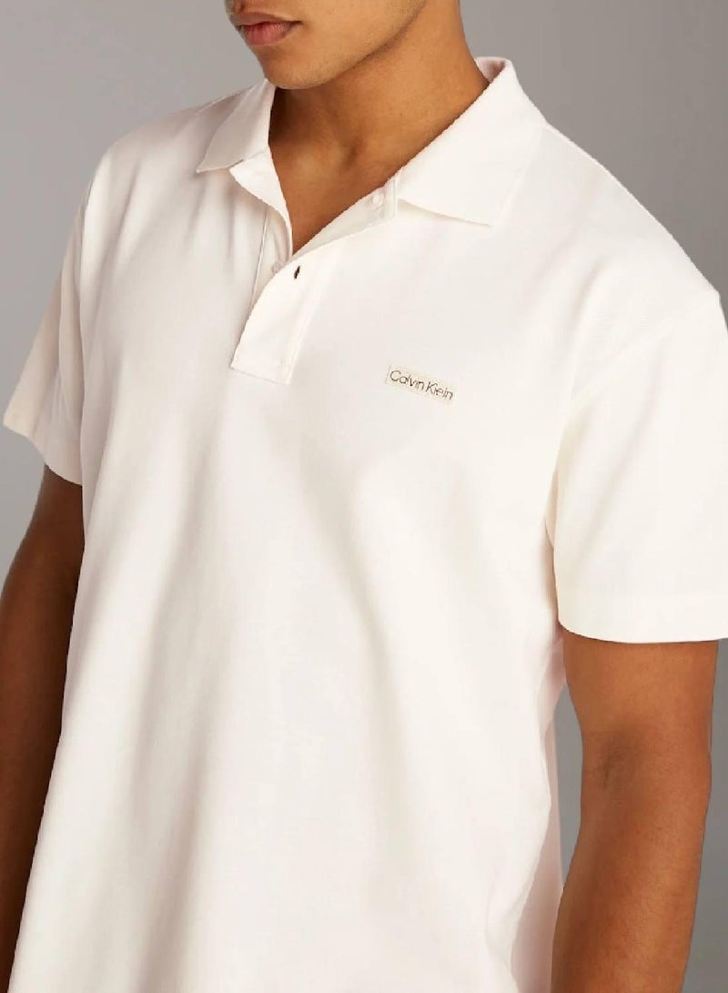 كالفن كلاين جينز بولو شيرت مزين بملصق - Image 3