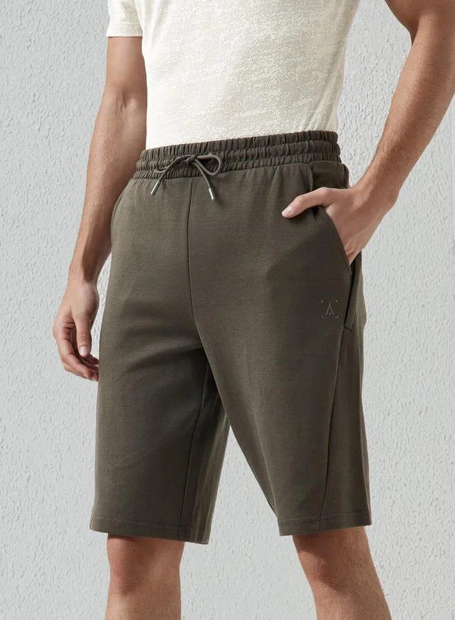 ادوت من سبلاش شورت أداء بتفاصيل لوحة وخصر برباط