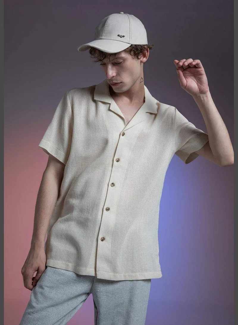 ديفاكتو قميص منسوج بأكمام قصيرة وفتحة رقبة واسعة بقصة عادية للرجال