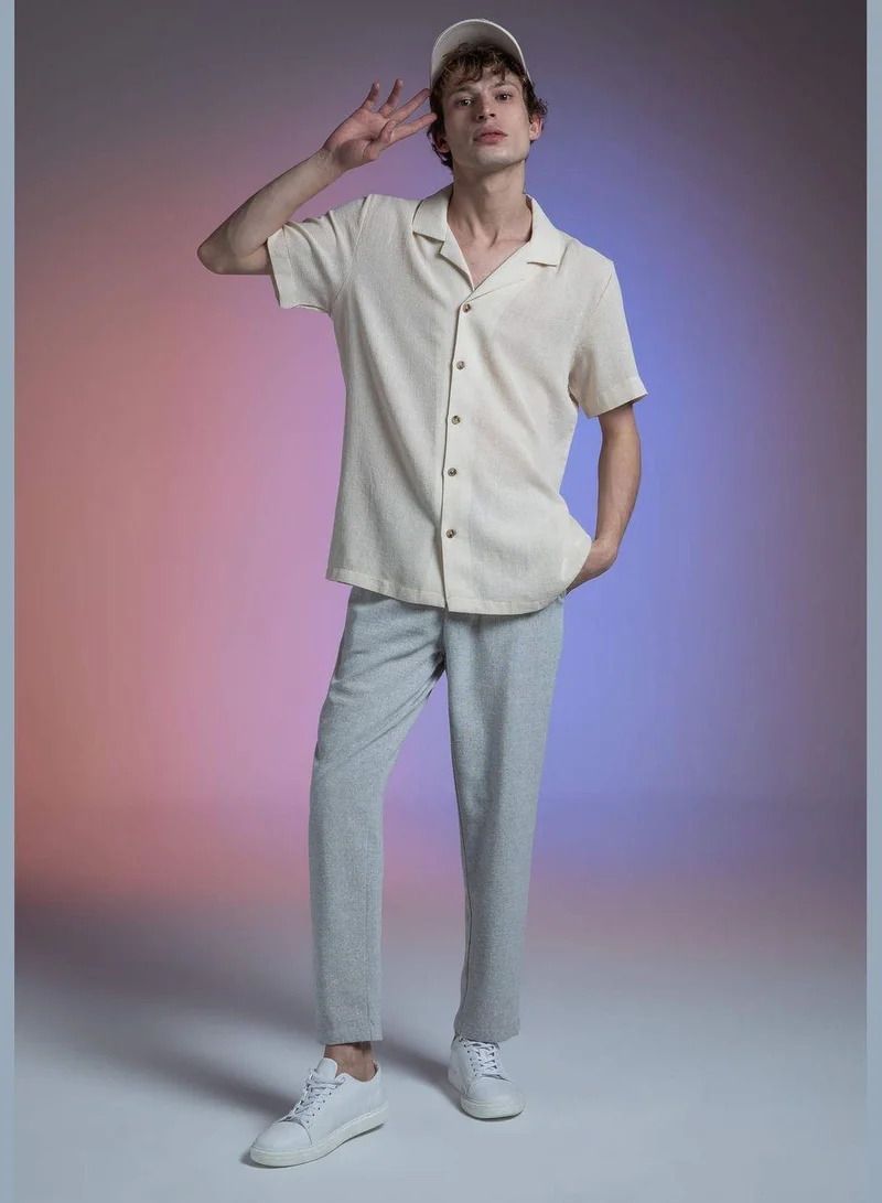 ديفاكتو قميص منسوج بأكمام قصيرة وفتحة رقبة واسعة بقصة عادية للرجال