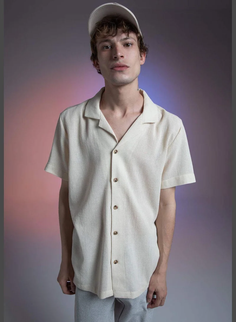 ديفاكتو قميص منسوج بأكمام قصيرة وفتحة رقبة واسعة بقصة عادية للرجال