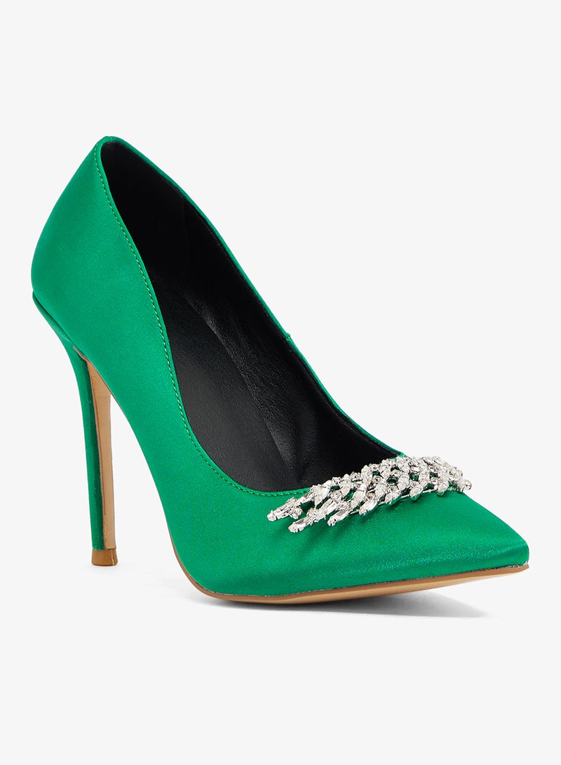 خزانة حذاء بكعب عالٍ من الساتان الأخضر بإبزيم مزين بالأجنحة - Image 2