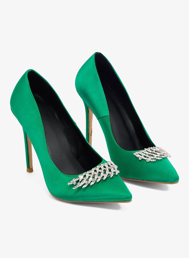 خزانة حذاء بكعب عالٍ من الساتان الأخضر بإبزيم مزين بالأجنحة - Image 4