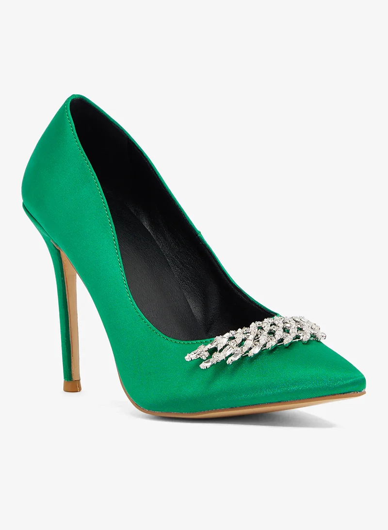 خزانة حذاء بكعب عالٍ من الساتان الأخضر بإبزيم مزين بالأجنحة