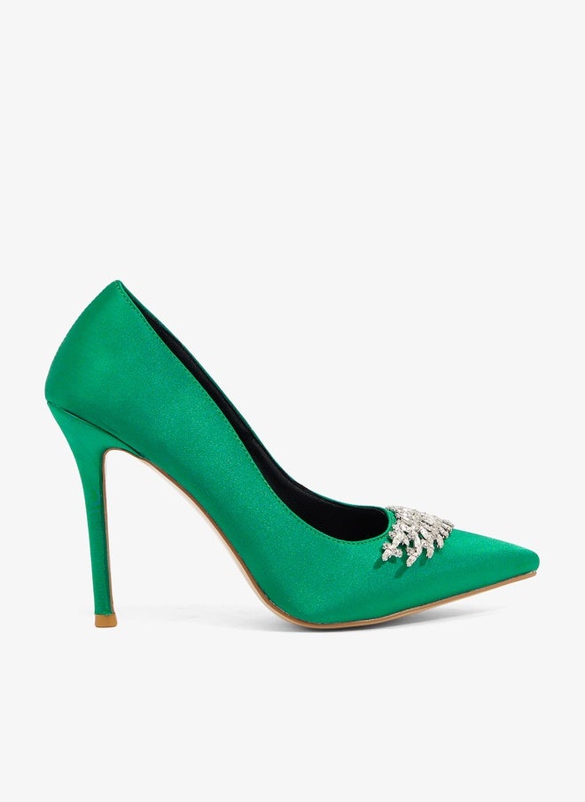 خزانة حذاء بكعب عالٍ من الساتان الأخضر بإبزيم مزين بالأجنحة - Image 1