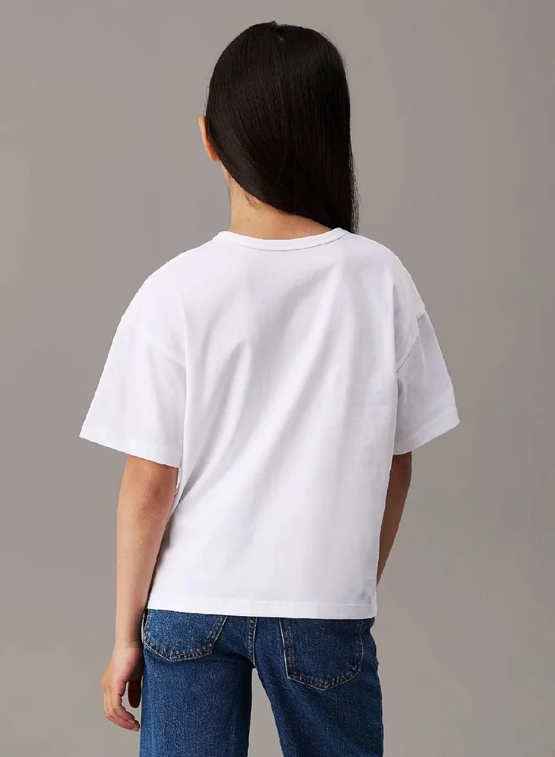 كالفن كلاين جينز تيشرت واسع مزين بشعار كلفن كلاين