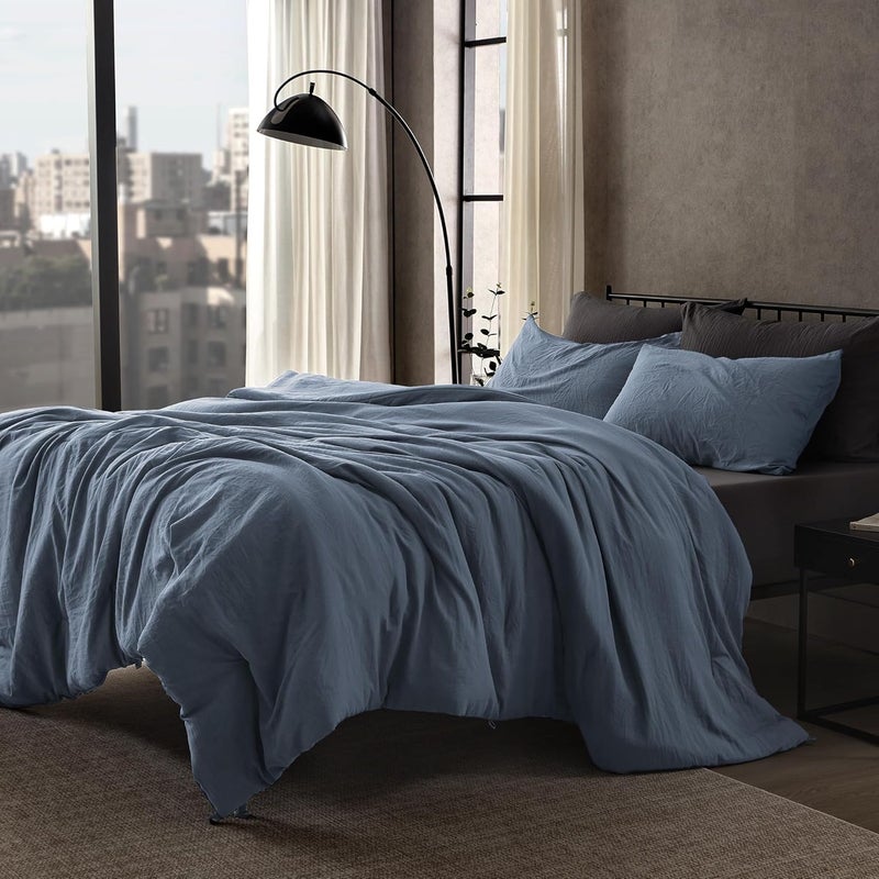 SLEEP ZONE مجموعة لحافات سعة كينج سايز من سلسلة ، مع وسادة داخلية ذات نسيج طبيعي متجعد، ملمس قطني-كتاني، خفيفة الوزن وناعمة وقابلة للتنفس، تتضمن لحافًا واحدًا وغطاءين للوسائد (لون أزرق حجر الفلينت). - Image 2