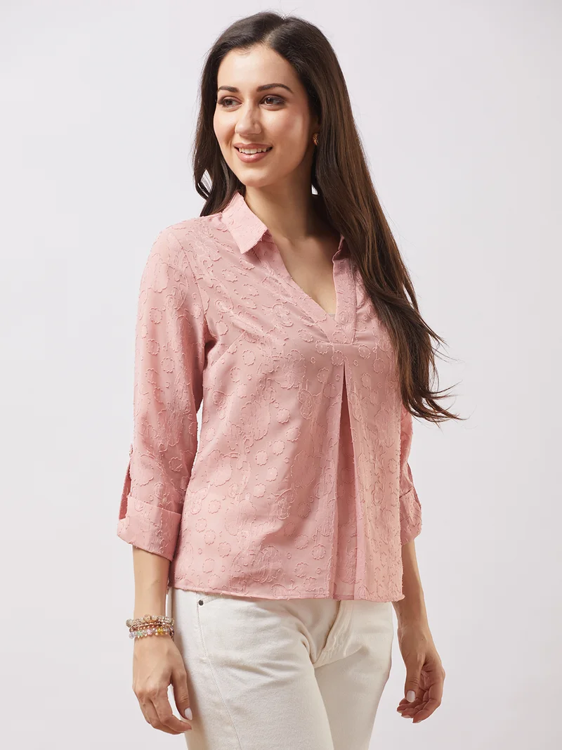 جلو باص بلوزة نسائية وردية بياقة على شكل حرف  وأكمام ملفوفة بتصميم زهور ذاتي