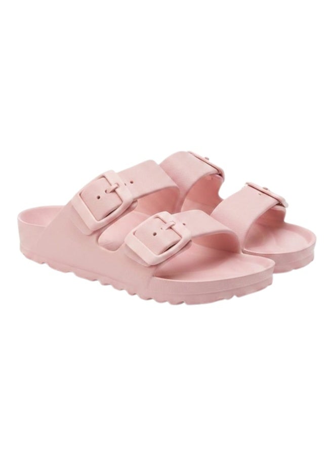 These children's slides are modern and comfortable, featuring a classic design with two wide upper straps and adjustable buckles for a perfect fit. They have a comfortable insole designed to support the natural curves of the foot and are made entirely of lightweight, water-resistant EVA material, making them ideal for everyday wear or outdoor activities.