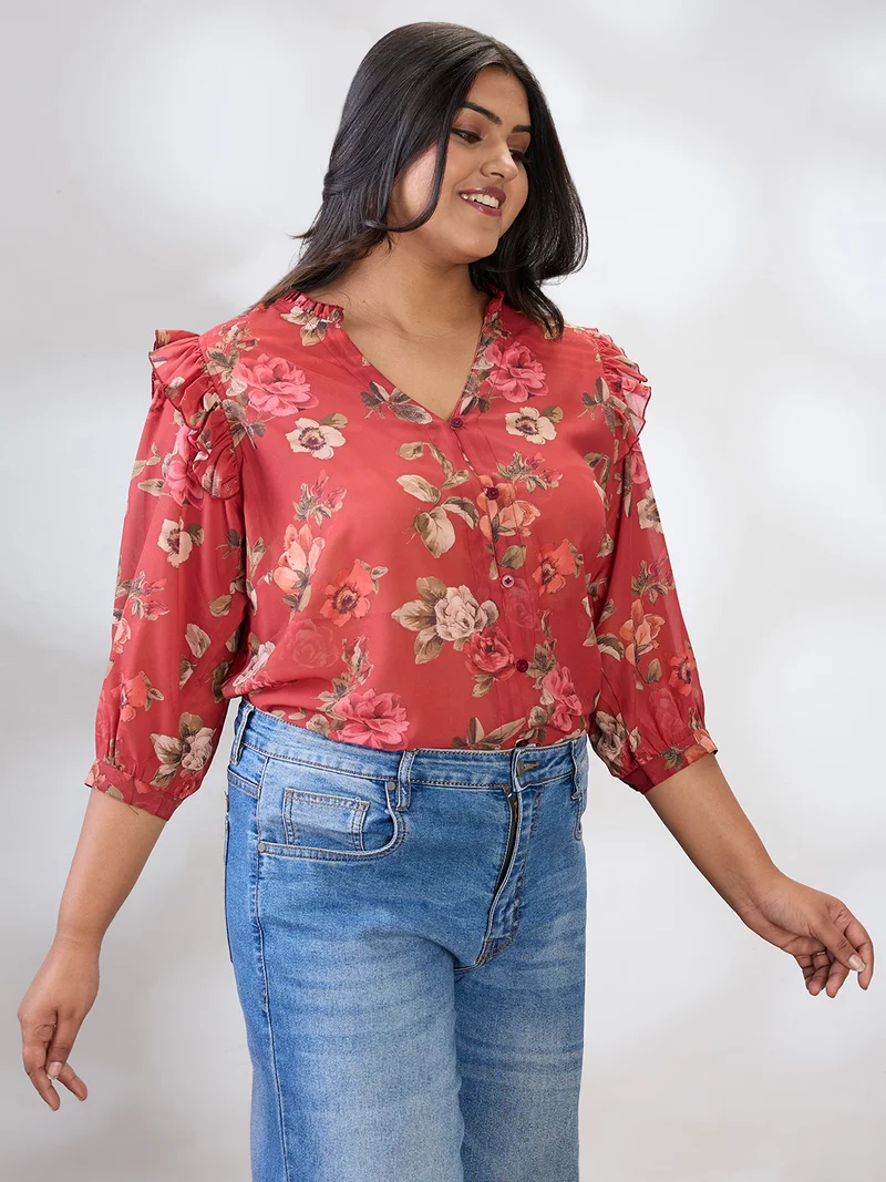 جلو باص بلوزة نسائية جلوبلس حمراء بياقة على شكل حرف  وأكمام منتفخة وطبعة زهور وتفاصيل مكشكشة مقاس كبير