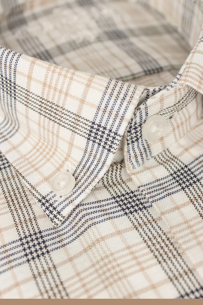 Varetta Men's White-Cream Classic Cut Buttoned Collar Check Short Sleeve Shirt