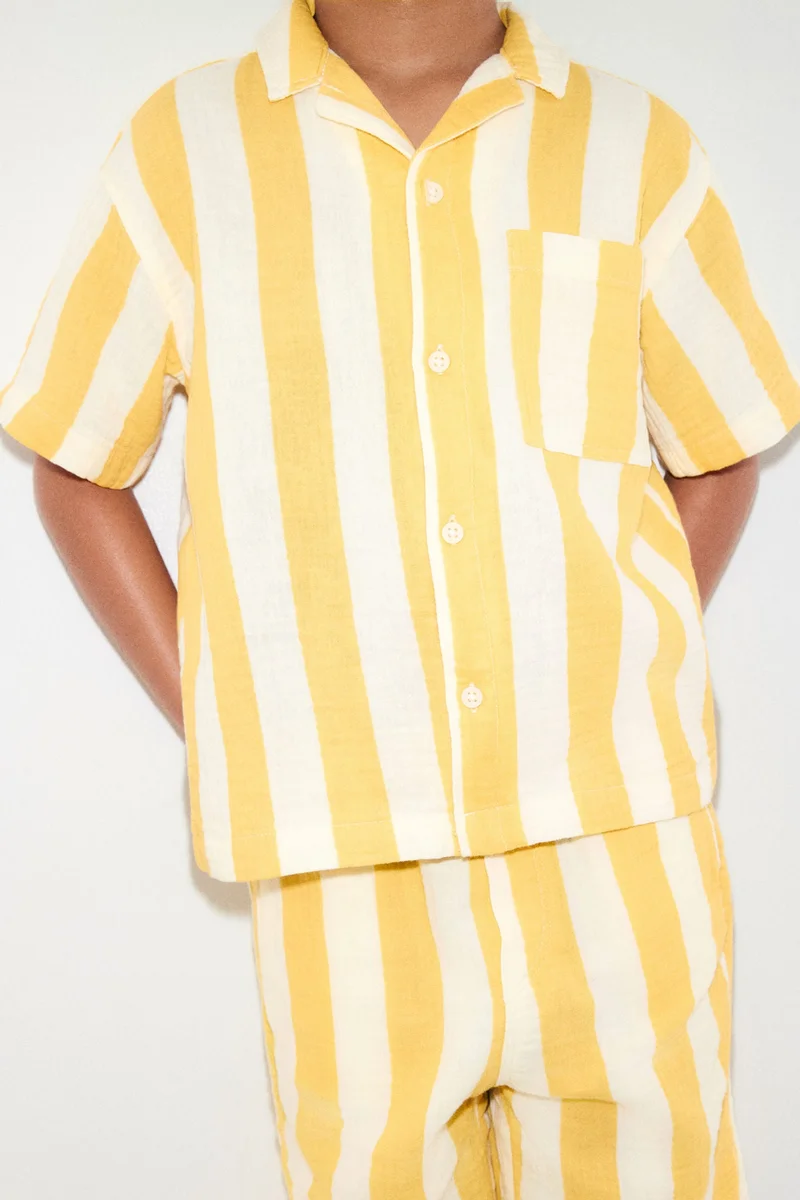 اتش اند ام قميص بياقة ريزورت من قطن الموسلين