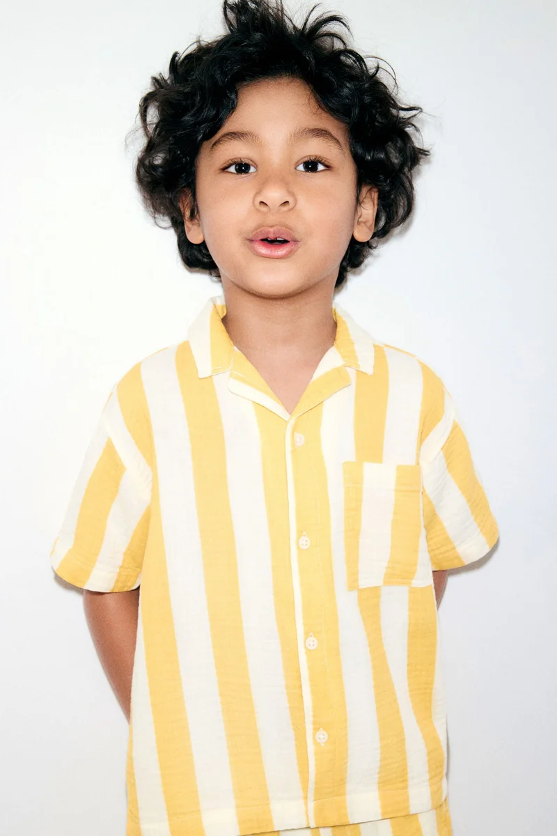 اتش اند ام قميص بياقة ريزورت من قطن الموسلين