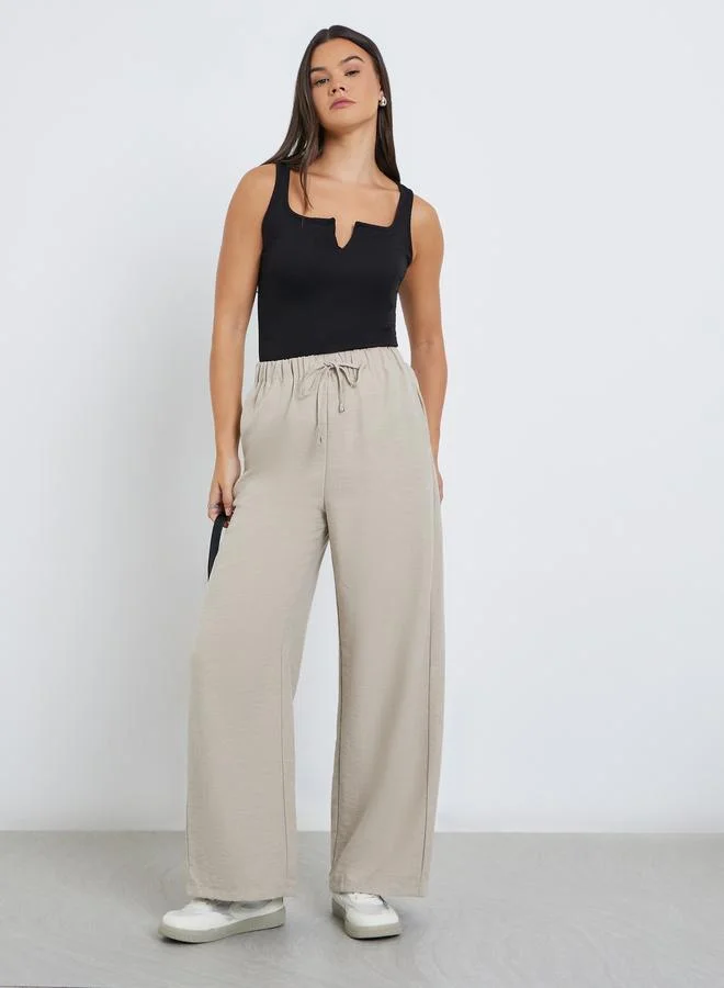 ستايلي بلوزة بتفاصيل مُضلعة وياقة مربعة