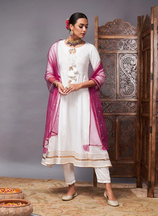 SASSAFRAS Tassel Tie Up Neck Lace Trim Kurta and Straight Leg Pant with Sequin Mesh Dupatta Set by Styli