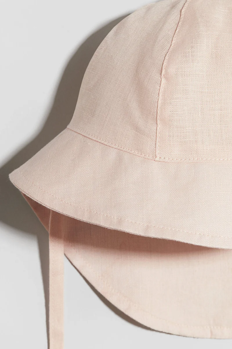 اتش اند ام قبعة من الكتان