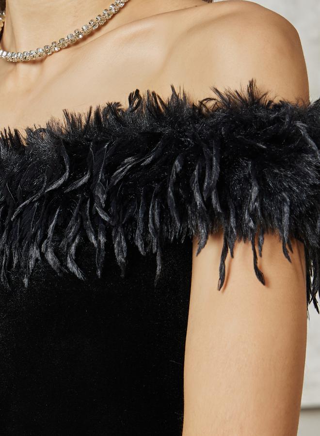 ستايلي فستان طويل بأكتاف مكشوفة وفرو صناعي - Image 3
