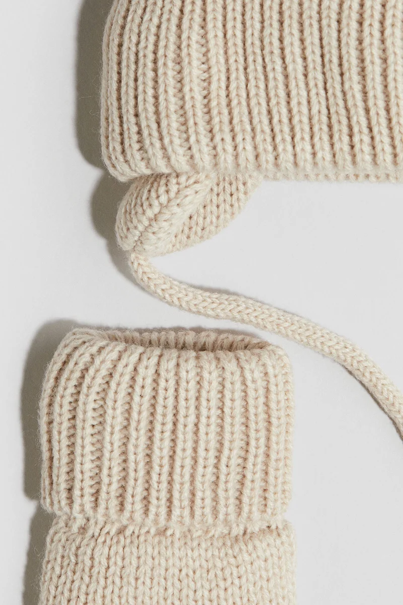 اتش اند ام طقم من قطعتين من قبعة بيني وقفازات