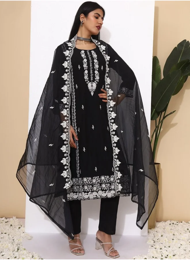 آي شين Straight Fit Embroidered Pattern Round Neck Three-Quarter Sleeves BLACK Colour Woven Cotton Kurta Set for Women with Semi Elastic Closure - Designed with Style and Comfort