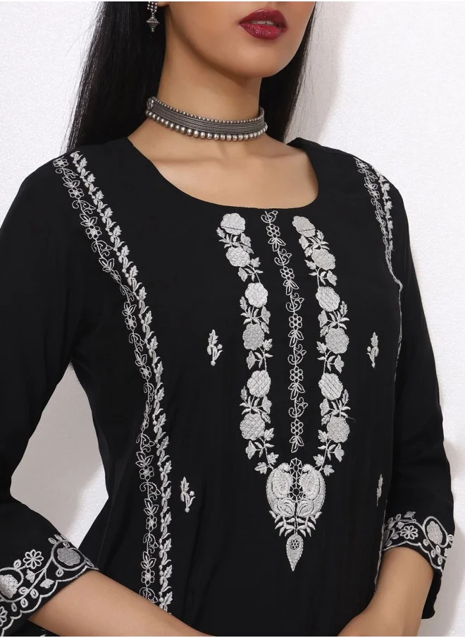 آي شين Straight Fit Embroidered Pattern Round Neck Three-Quarter Sleeves BLACK Colour Woven Cotton Kurta Set for Women with Semi Elastic Closure - Designed with Style and Comfort