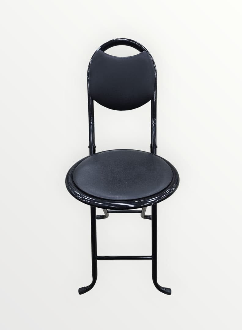 A folding chair with a padded seat and backrest, featuring a practical and comfortable design and a sturdy metal frame, suitable for everyday sitting and use at home, in the office, and in the hospitality industry. - Image 1