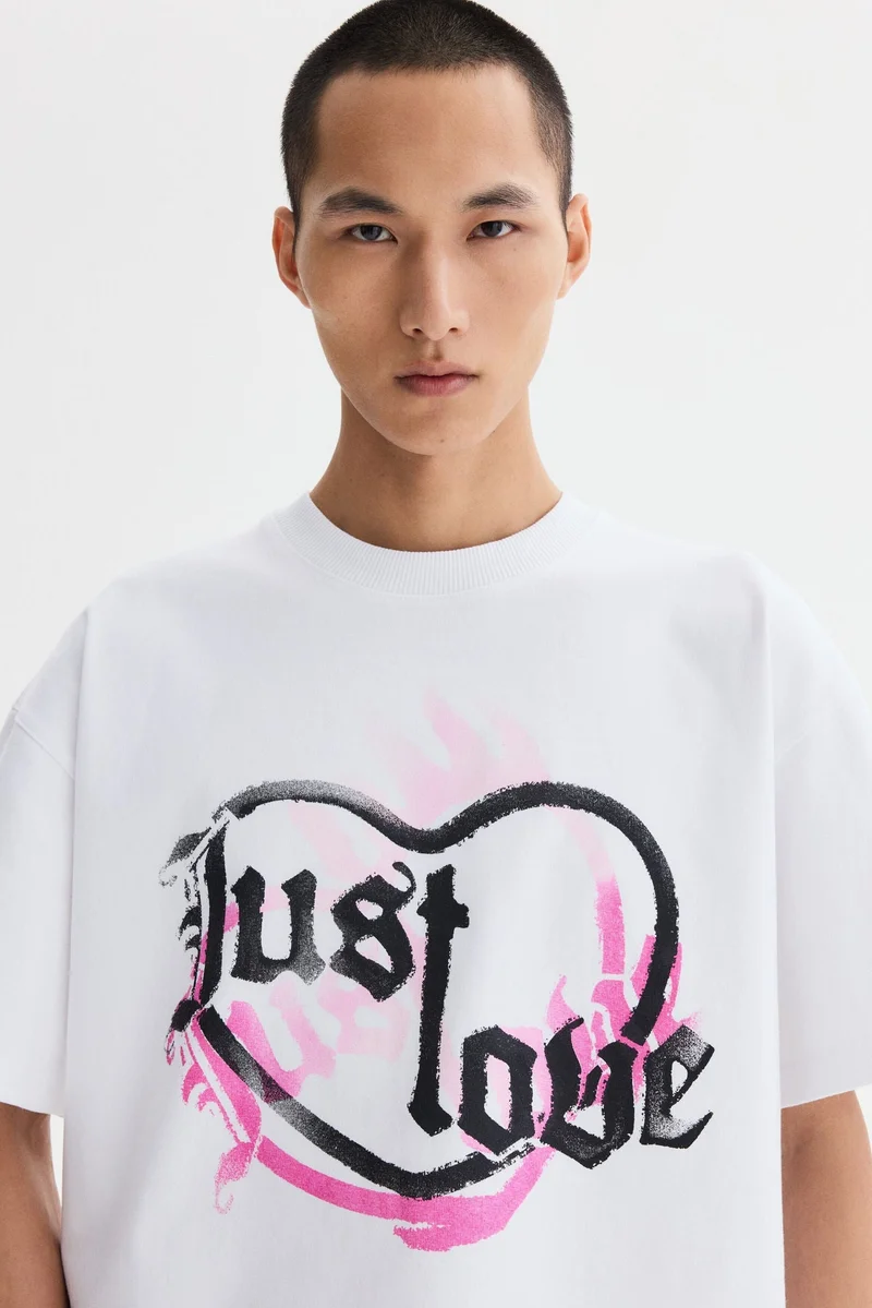 اتش اند ام تي-شيرت بقصة فضفاضة بطباعة تتفاعل مع الحرارة