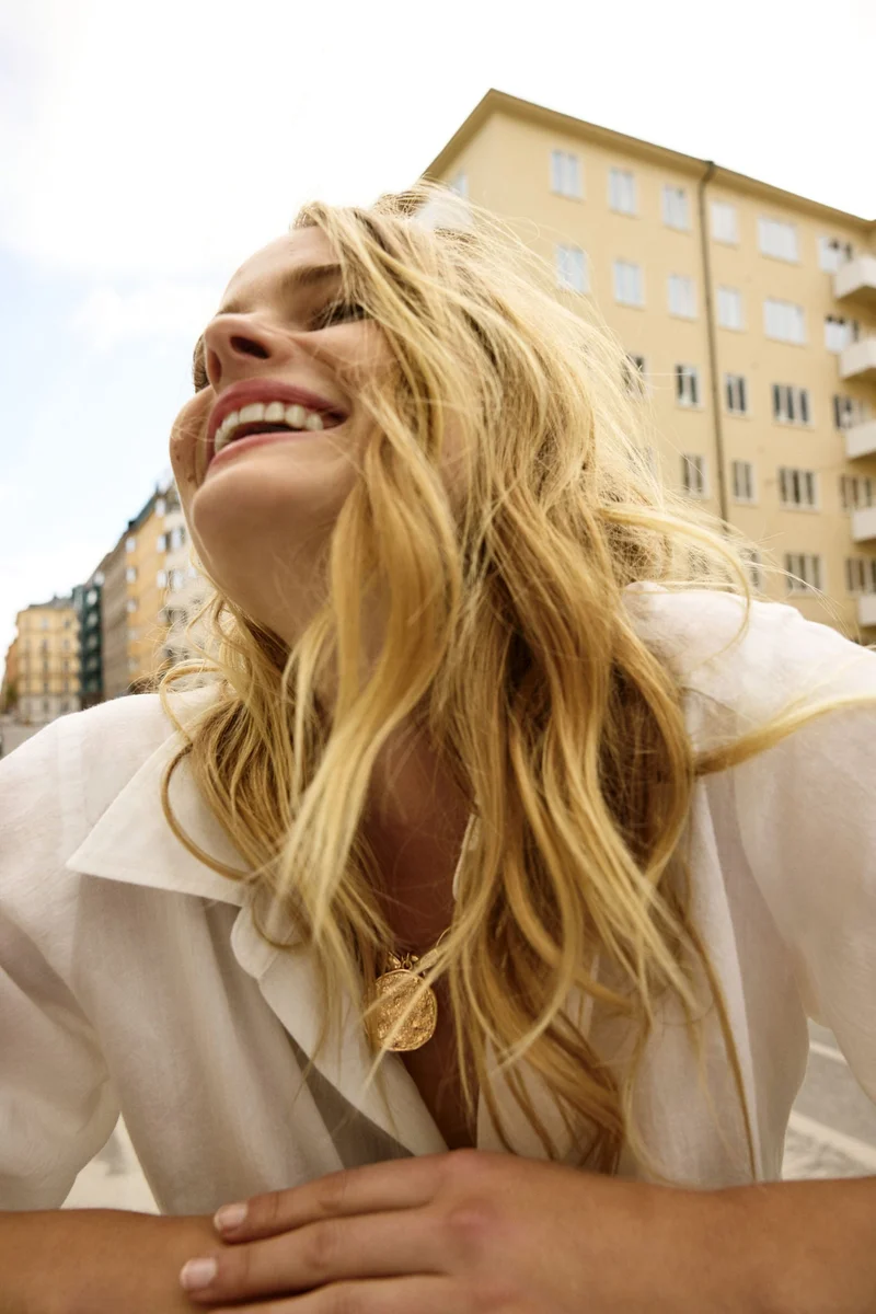 اتش اند ام قميص قصير مزيّن بطبعة