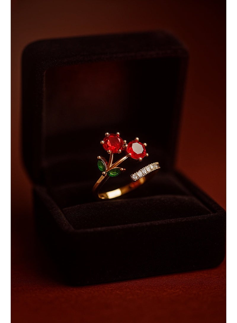 ثري دايموندز خاتم كريز مطلي ذهب للنساء – تصميم فلوري راقي قابل للتعديل، بفصوص زركون حمراء لامعة يبرز جمال الإيد. مناسب للخروج والمناسبات وهدية شيك لكل البنات. - Image 4
