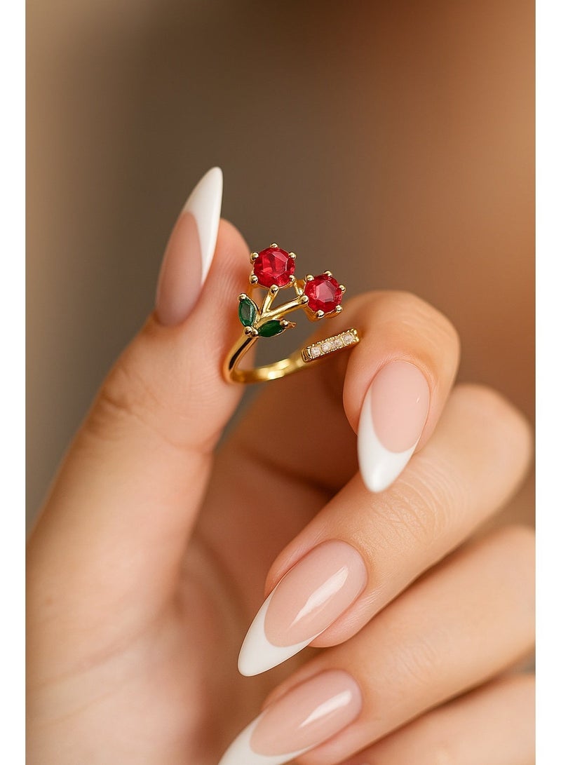 ثري دايموندز خاتم كريز مطلي ذهب للنساء – تصميم فلوري راقي قابل للتعديل، بفصوص زركون حمراء لامعة يبرز جمال الإيد. مناسب للخروج والمناسبات وهدية شيك لكل البنات. - Image 3