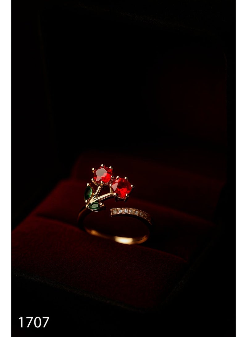 ثري دايموندز خاتم كريز مطلي ذهب للنساء – تصميم فلوري راقي قابل للتعديل، بفصوص زركون حمراء لامعة يبرز جمال الإيد. مناسب للخروج والمناسبات وهدية شيك لكل البنات. - Image 2