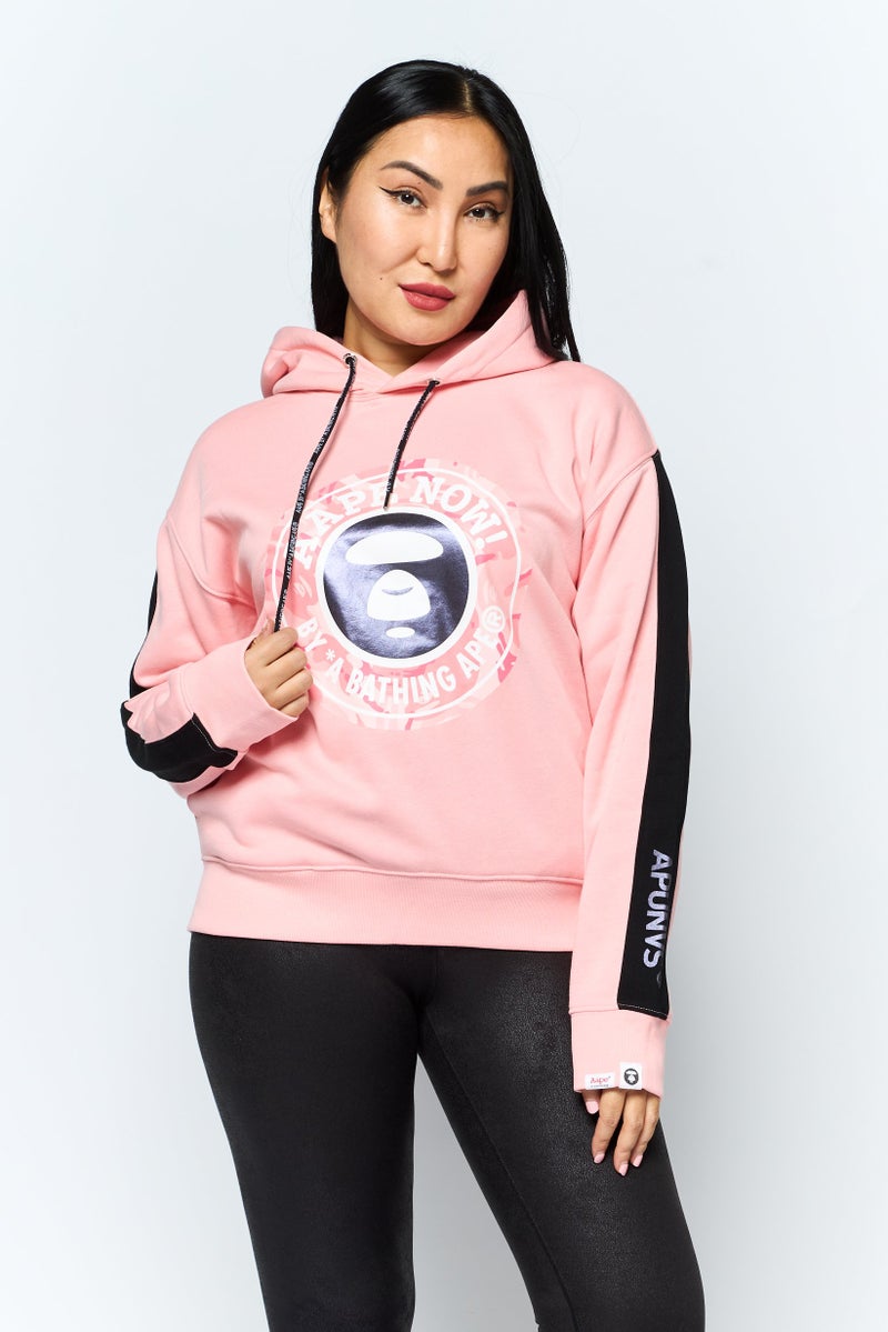 Aape By A Bathing Ape سويت شيرت رياضي نسائي مناسب في الهواء الطلق بغطاء رأس، وردي - Image 1