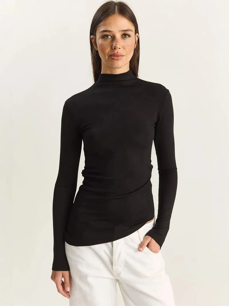 Bianco Lucci LUCCI Fitted Turtleneck Long Sleeve Blouse with Ruffle Detail