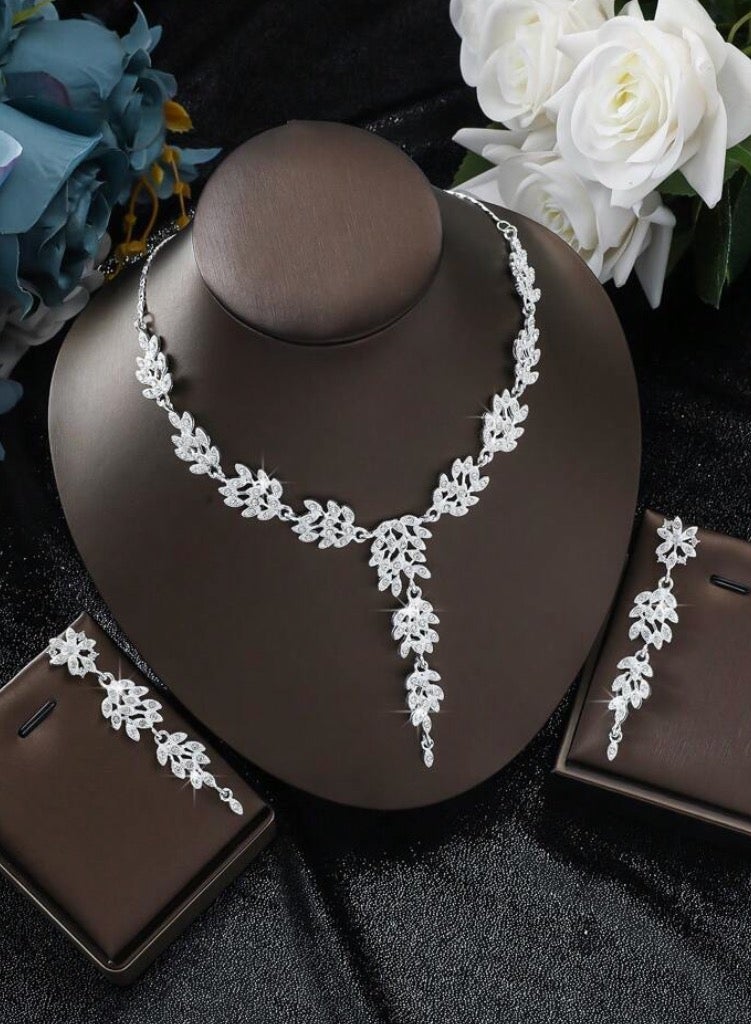 جوليري بالاس طقم اكسسوارات نسائي أنيق مكون من سلسال وحلق اذن مرصع بالزركون عالي الجودة - Image 2