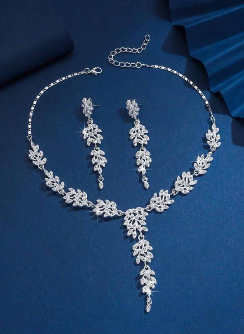 جوليري بالاس طقم اكسسوارات نسائي أنيق مكون من سلسال وحلق اذن مرصع بالزركون عالي الجودة - Image 3