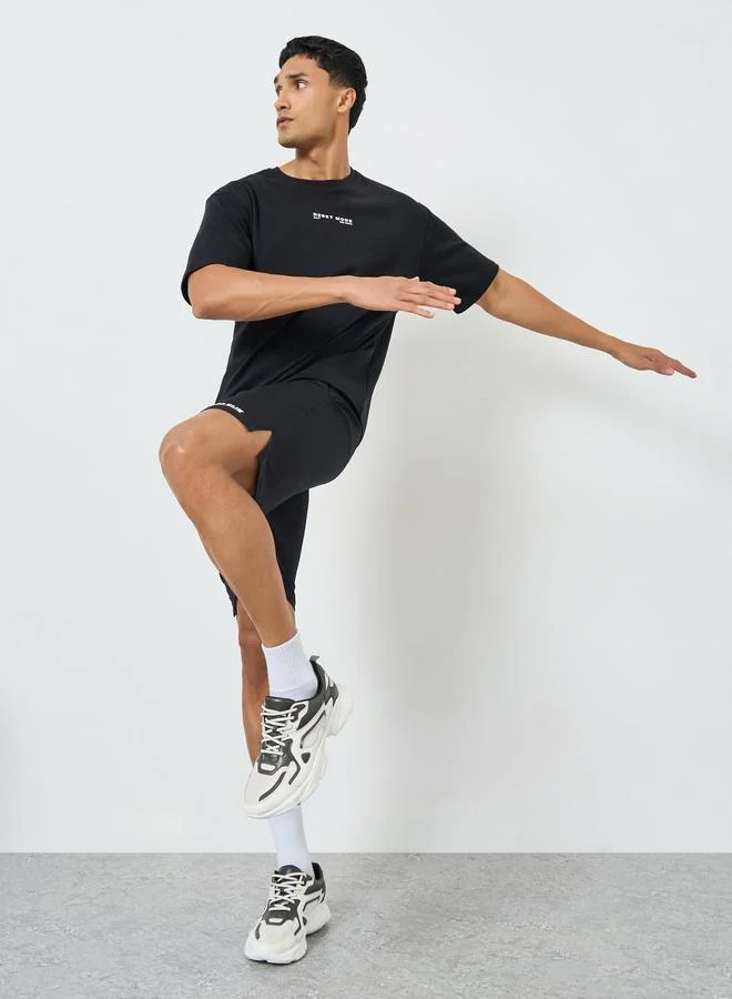 ستايلي اكتيف تيشيرت بقصة واسعة وطبعة أمامية صغيرة للرجال