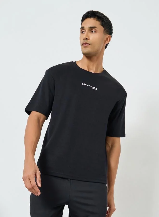 ستايلي اكتيف تيشيرت بقصة واسعة وطبعة أمامية صغيرة للرجال