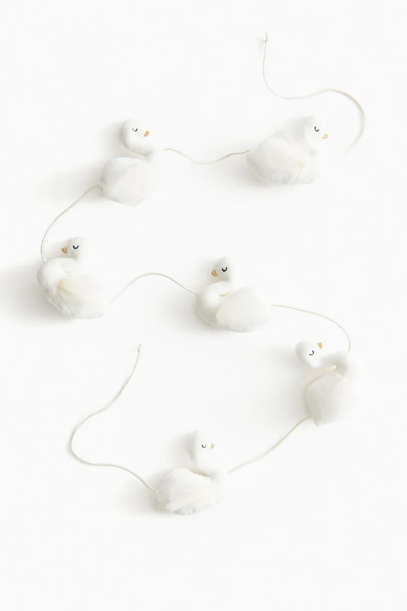 اتش اند ام إكليل نباتات على شكل بجعة