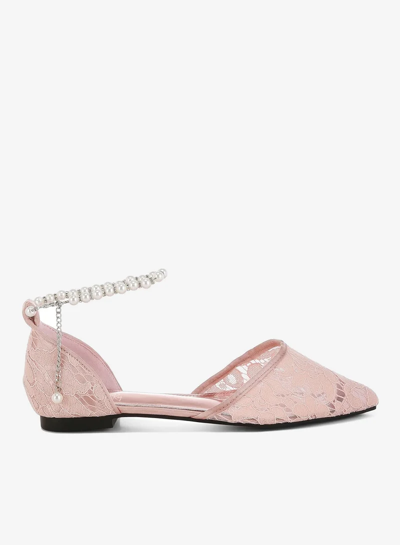 لندن راج صندل مسطح بحزام من اللؤلؤ وحجر الراين بلون أحمر الخدود