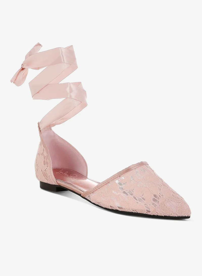 لندن راج صندل مسطح بحزام من اللؤلؤ وحجر الراين بلون أحمر الخدود