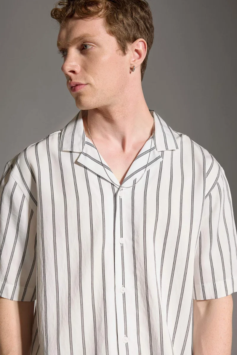 ديفاكتو Boxy Fit Apache Neck Short Sleeve Shirt