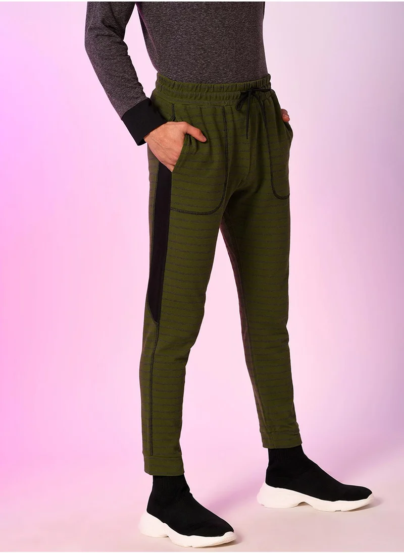 كامبوس سوترا Campus Sutra Men's Dark Green Striped Trackpants For Casual Wear | Angled Open Pockets | Drawstring Waist | Trackpants Crafted With Comfort Fit & High Performance For Everyday Wear