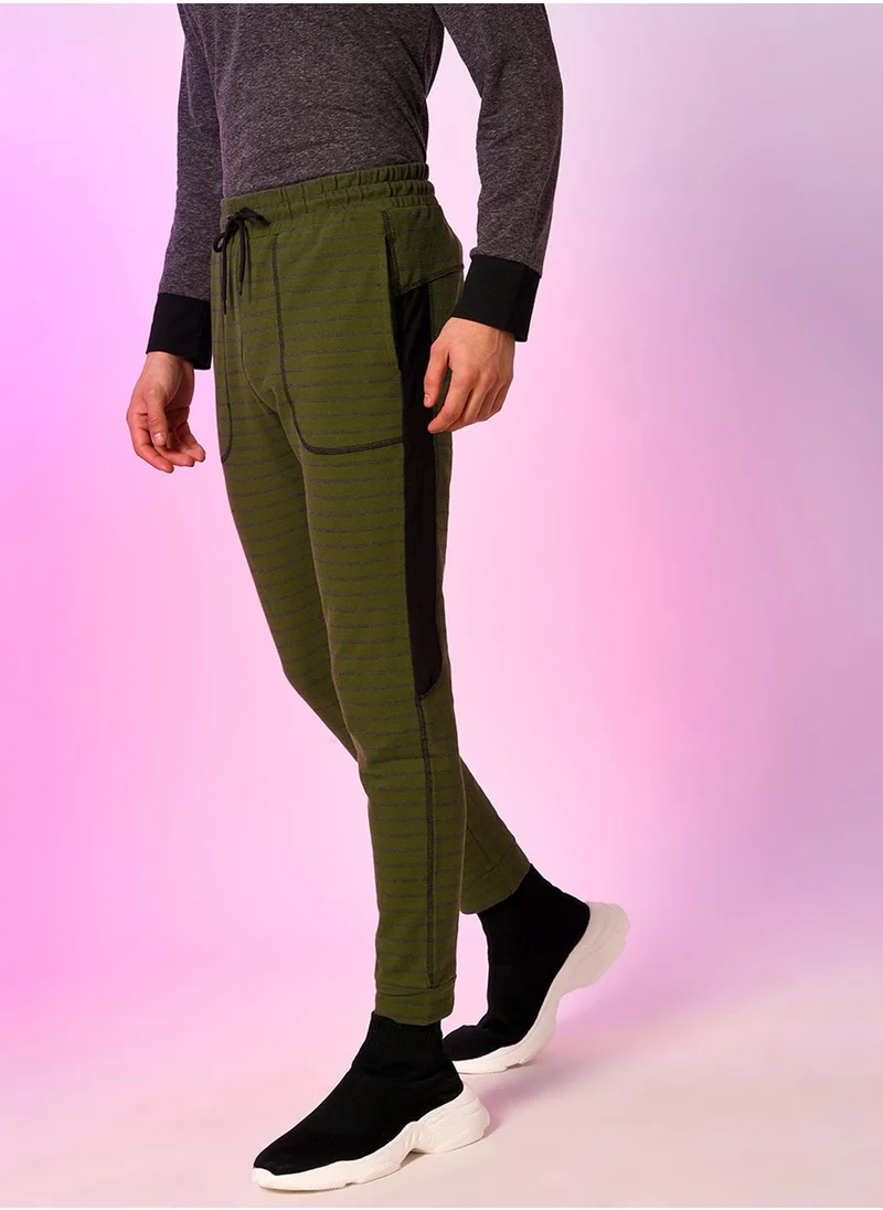 كامبوس سوترا Campus Sutra Men's Dark Green Striped Trackpants For Casual Wear | Angled Open Pockets | Drawstring Waist | Trackpants Crafted With Comfort Fit & High Performance For Everyday Wear