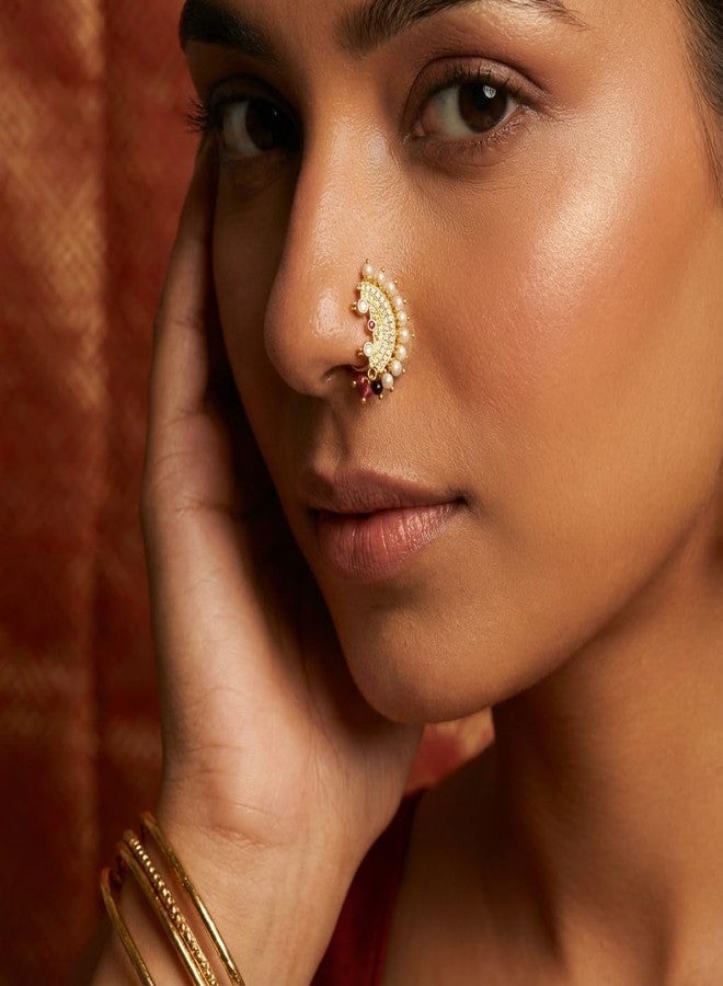 خاتم أنف تقليدي من ولاية ماهاراشترا، مصنوع بتقنية الضغط، من AAIKU | مطلي بالذهب، مرصع باللؤلؤ الأبيض وأحجار الماس الأحمر والأبيض | قاعدة نحاسية | مجوهرات زفاف للنساء - Image 5
