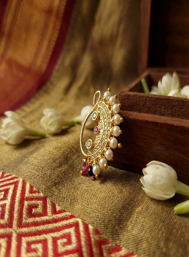 خاتم أنف تقليدي من ولاية ماهاراشترا، مصنوع بتقنية الضغط، من AAIKU | مطلي بالذهب، مرصع باللؤلؤ الأبيض وأحجار الماس الأحمر والأبيض | قاعدة نحاسية | مجوهرات زفاف للنساء - Image 3
