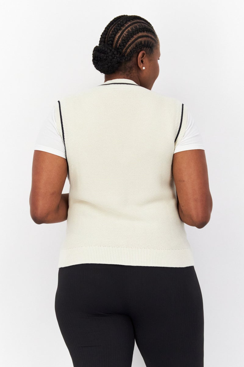Lyle & Scott سترة بدون أكمام على شكل حرف V للنساء بشعار العلامة التجارية، لون أبيض كريمي - Image 4