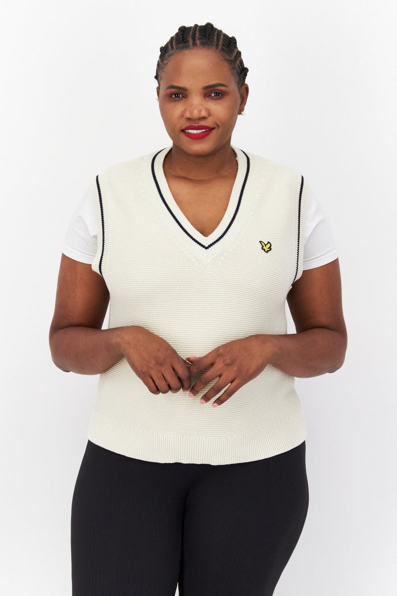 Lyle & Scott سترة بدون أكمام على شكل حرف V للنساء بشعار العلامة التجارية، لون أبيض كريمي - Image 1