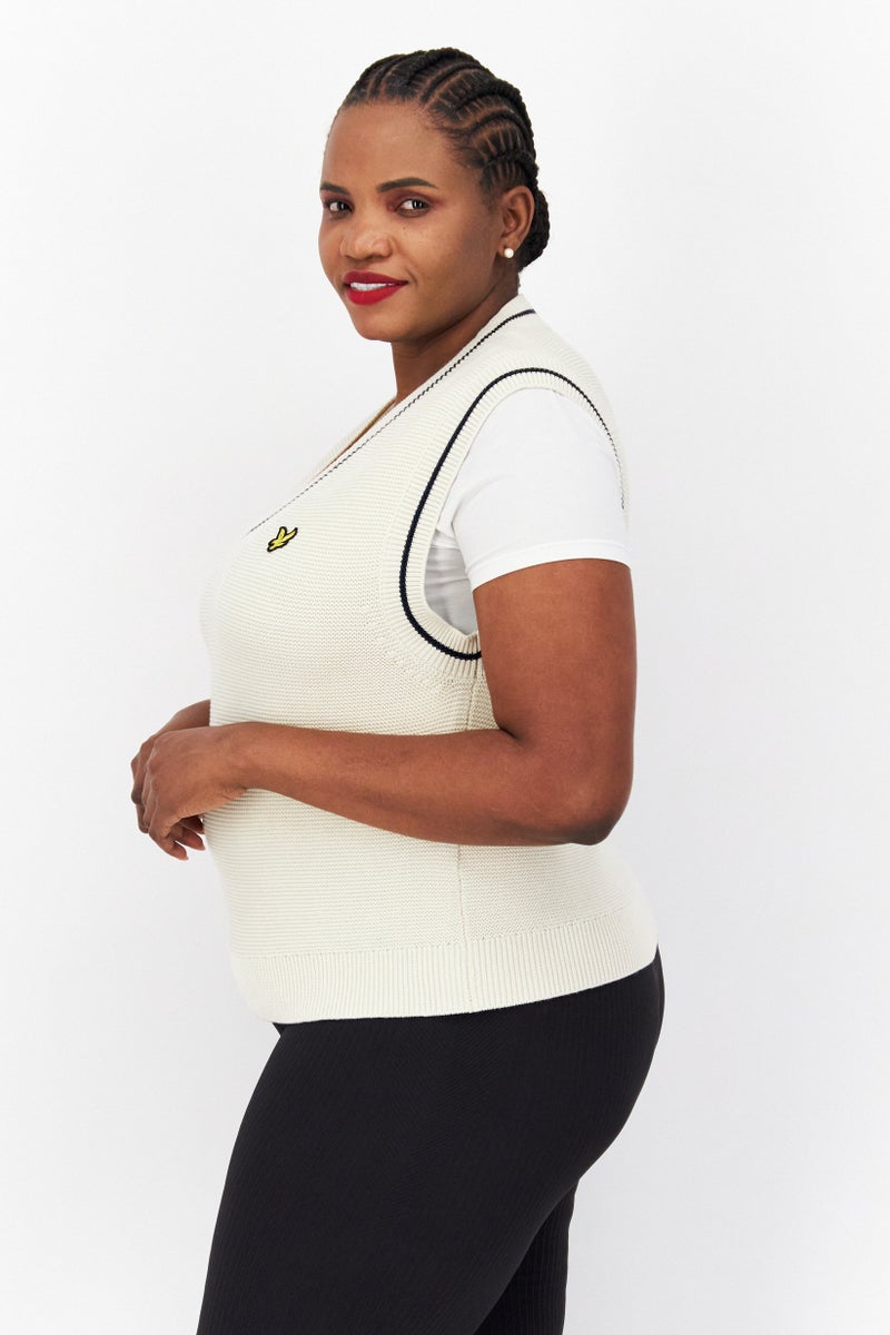 Lyle & Scott سترة بدون أكمام على شكل حرف V للنساء بشعار العلامة التجارية، لون أبيض كريمي - Image 3