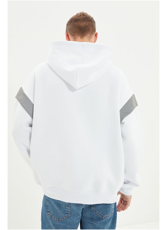 White Men's Oversized Fit Hooded Sweatshirt with reflective detail and a soft pile inside. TMNSS20SW0205. - pzsku/Z97FF005EBF773D06603CZ/45/_/1706514384/0aeea351-c313-4860-9903-ffc4baa0aed5