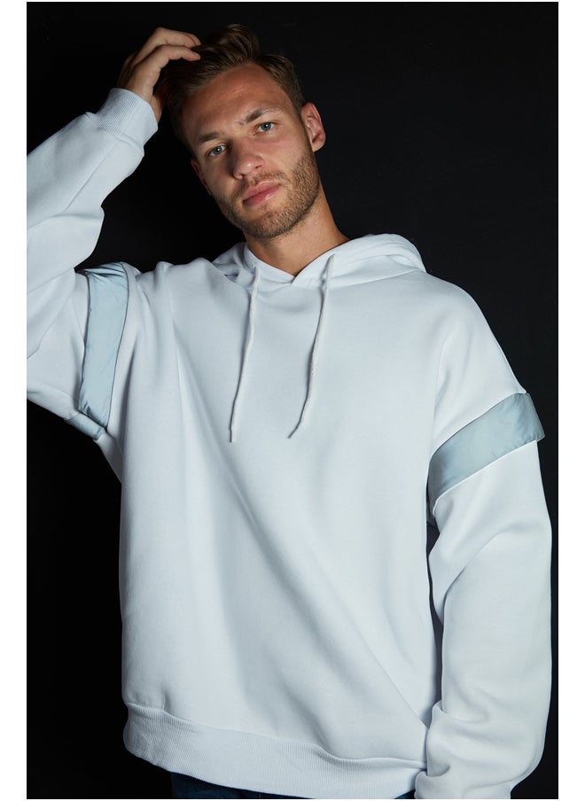 White Men's Oversized Fit Hooded Sweatshirt with reflective detail and a soft pile inside. TMNSS20SW0205. - pzsku/Z97FF005EBF773D06603CZ/45/_/1706514397/0e9d2f92-77fe-4aab-900e-b5dc2542b691