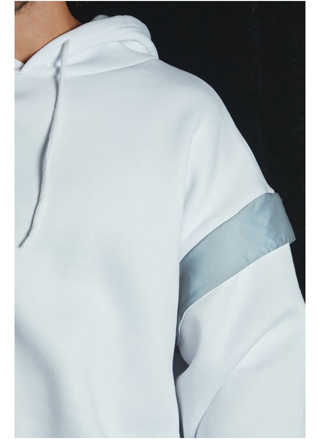 White Men's Oversized Fit Hooded Sweatshirt with reflective detail and a soft pile inside. TMNSS20SW0205. - pzsku/Z97FF005EBF773D06603CZ/45/_/1706514398/5e080505-3c6d-4136-beb8-1822a9aa7a9f